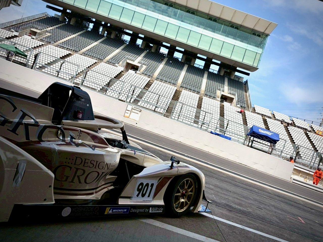 鈴鹿サーキットのピットストレートに佇むAUMENTOの参戦マシン v.Granz