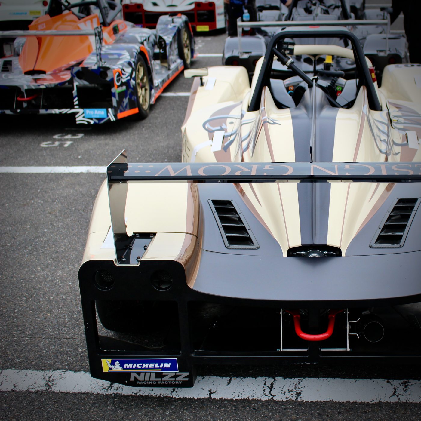 グリッド上のv.Granzのリアウイングとディフューザー（NILZZ Racing）