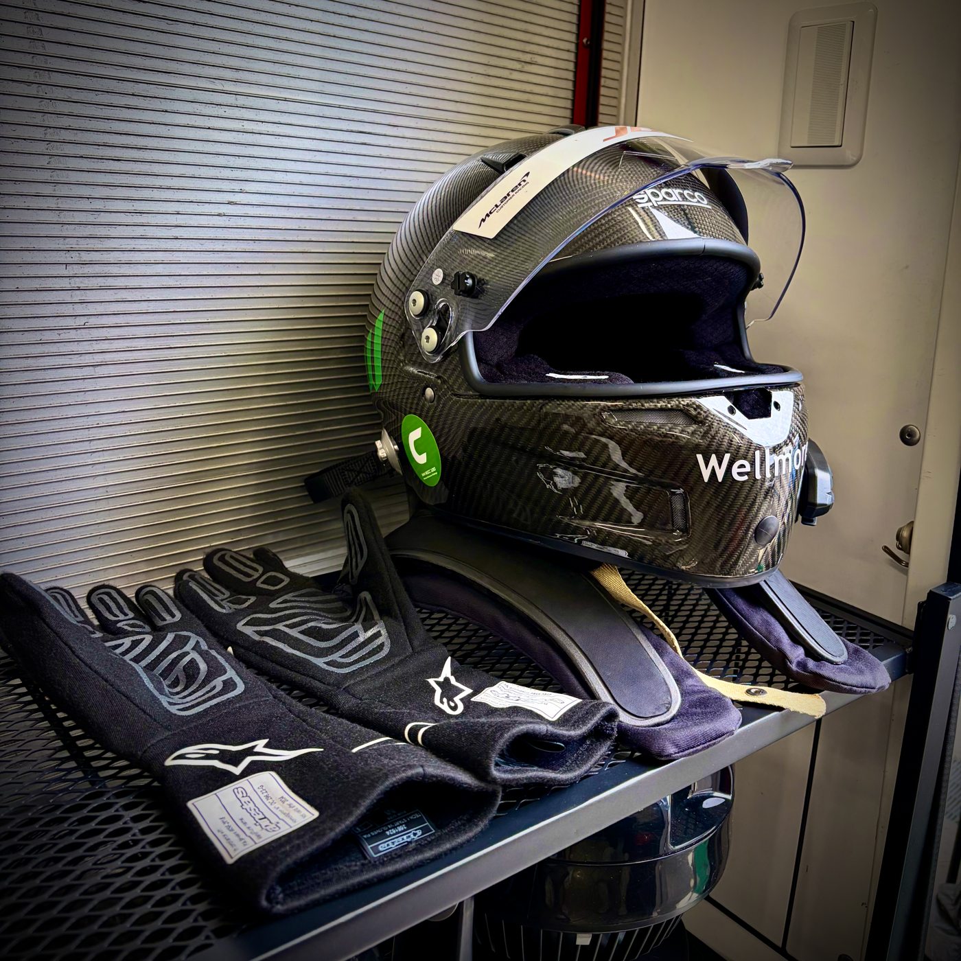 カーボンヘルメットとグローブ、HANSデバイス（走行前のドライバーギア）